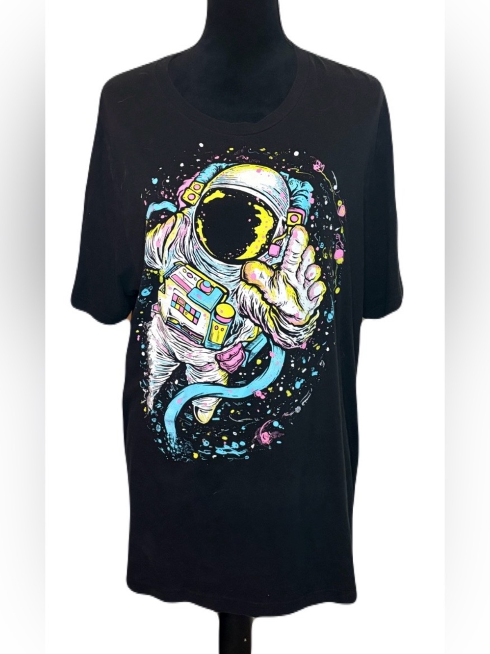 (No Brand) Astronaut Colorful Graphic Tee: Best for Size XL